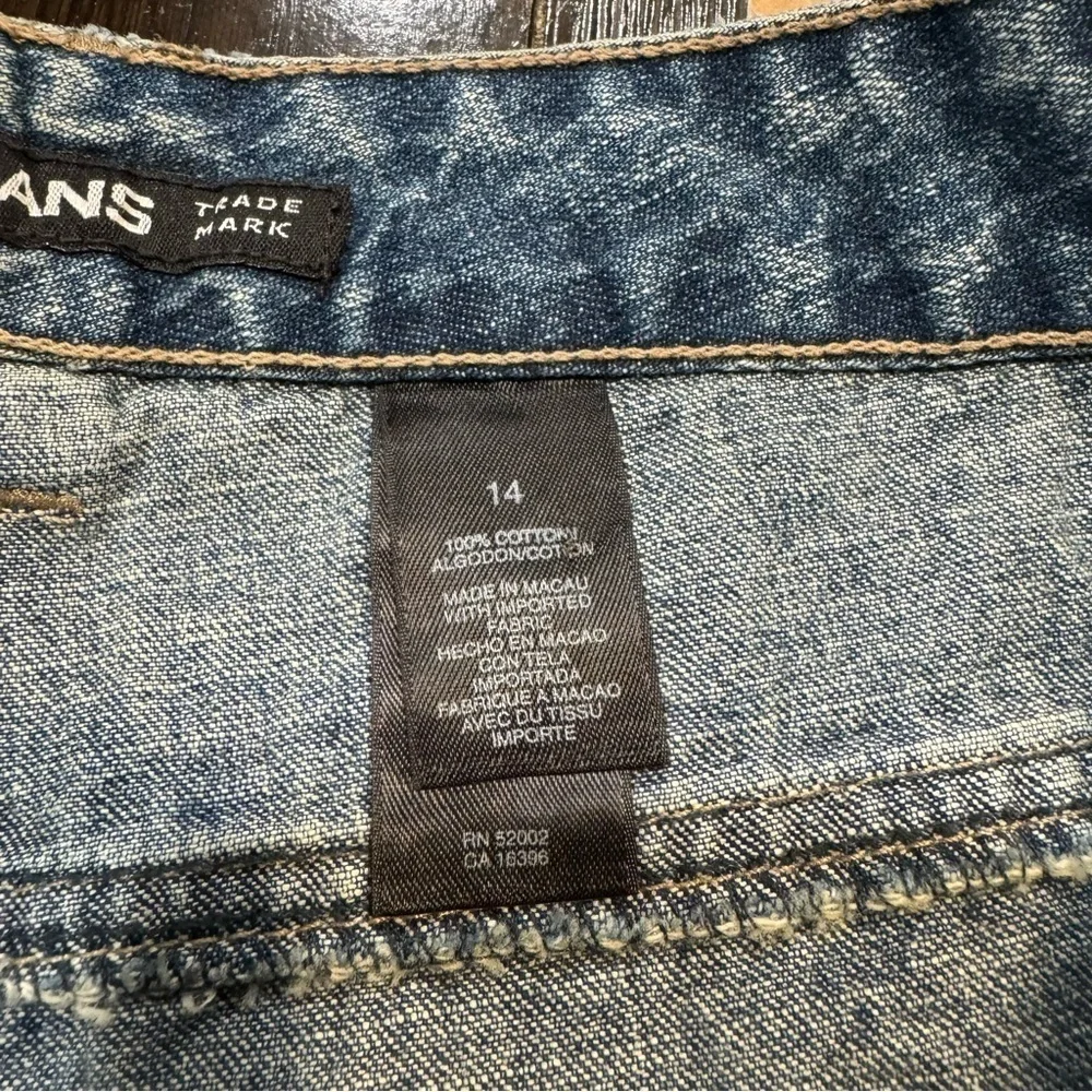 DKNY jean denim shorts with 3 pockets button and zipper closure 100% cotton, 14.